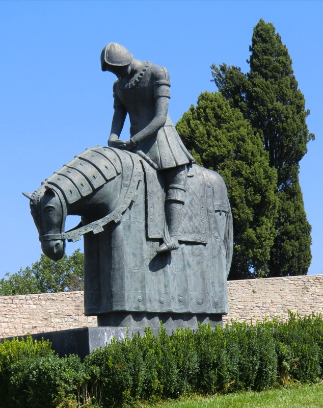 Die Rückkehr des Franziskus nach Assisi, Bronzestatue, 2006, vor der Oberkirche der Basilika di San Francesco in Assisi