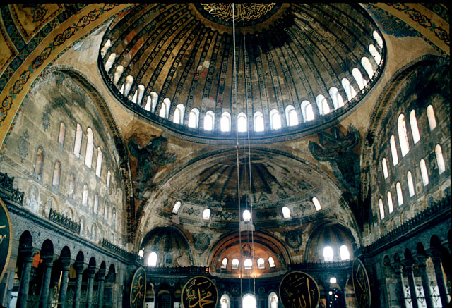 Den Zentralraum der Hagia Sophia, die den oströmischen Kaisern als Krönungskirche diente, überspannt eine riesige Kuppel mit 33 Metern Durchmesser
