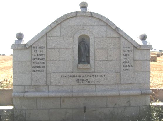 Denkmal für die „Quelle des Johannes” auf dem Weg vom Dorf Blascomillan zum Kloster Duruelo