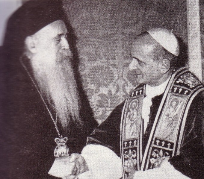 Handschlag zwischen Papst Paul VI. und Patriarch Athenagoras I. im Januar 1964 in Jerusalem