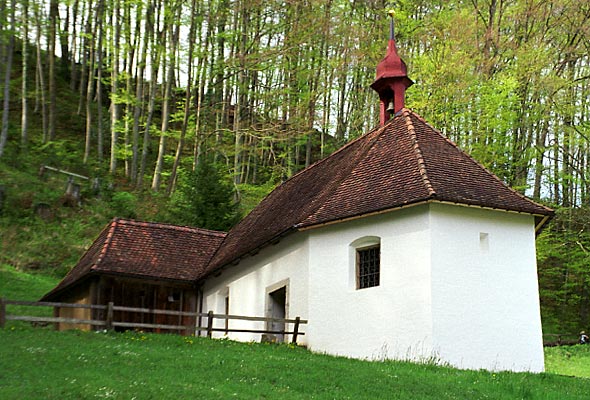Obere Nikolaus-Kapelle in der Ranftschlucht bei Flüeli mit der weitgehnd original erhaltenen Zelle des Einsiedlers (links)