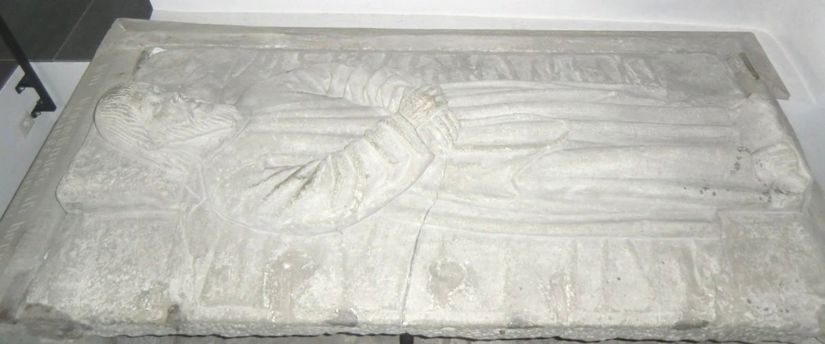 Grabplatte von 1518 - darunter ist die stark abgeschliffene, ursprüngliche von 1487 erhalten - in der ab 1600 über dem Grab erbauten Kapelle neben der Kirche in Sachseln
