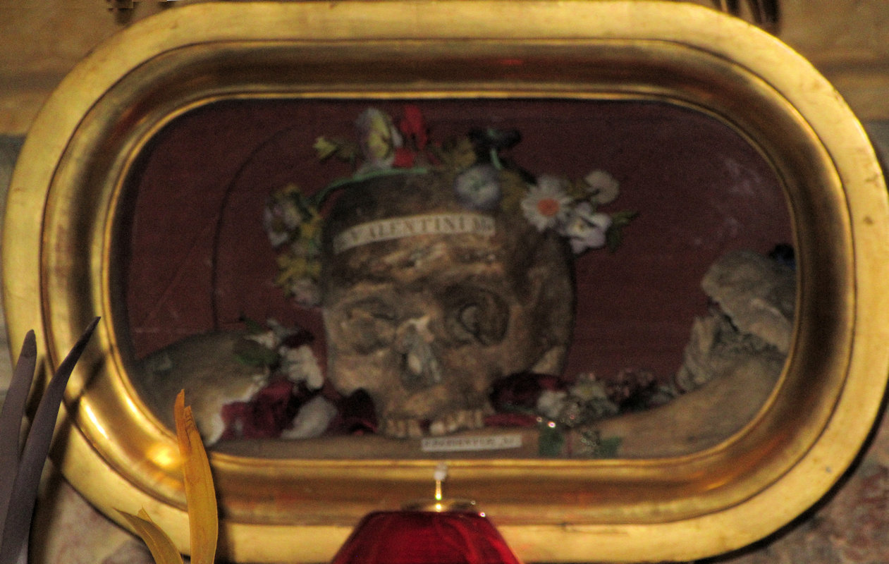 Valentins Kopfreliquie in der Kirche S. Maria in Cosmedin in Rom