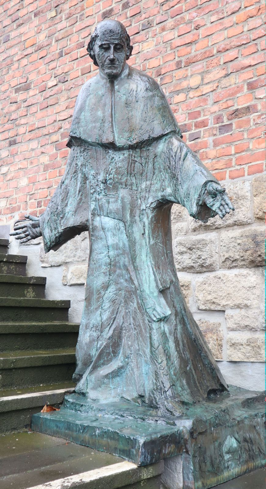 Statue an der Marienkirche des Pallottinerklosters in Limburg an der Lahn