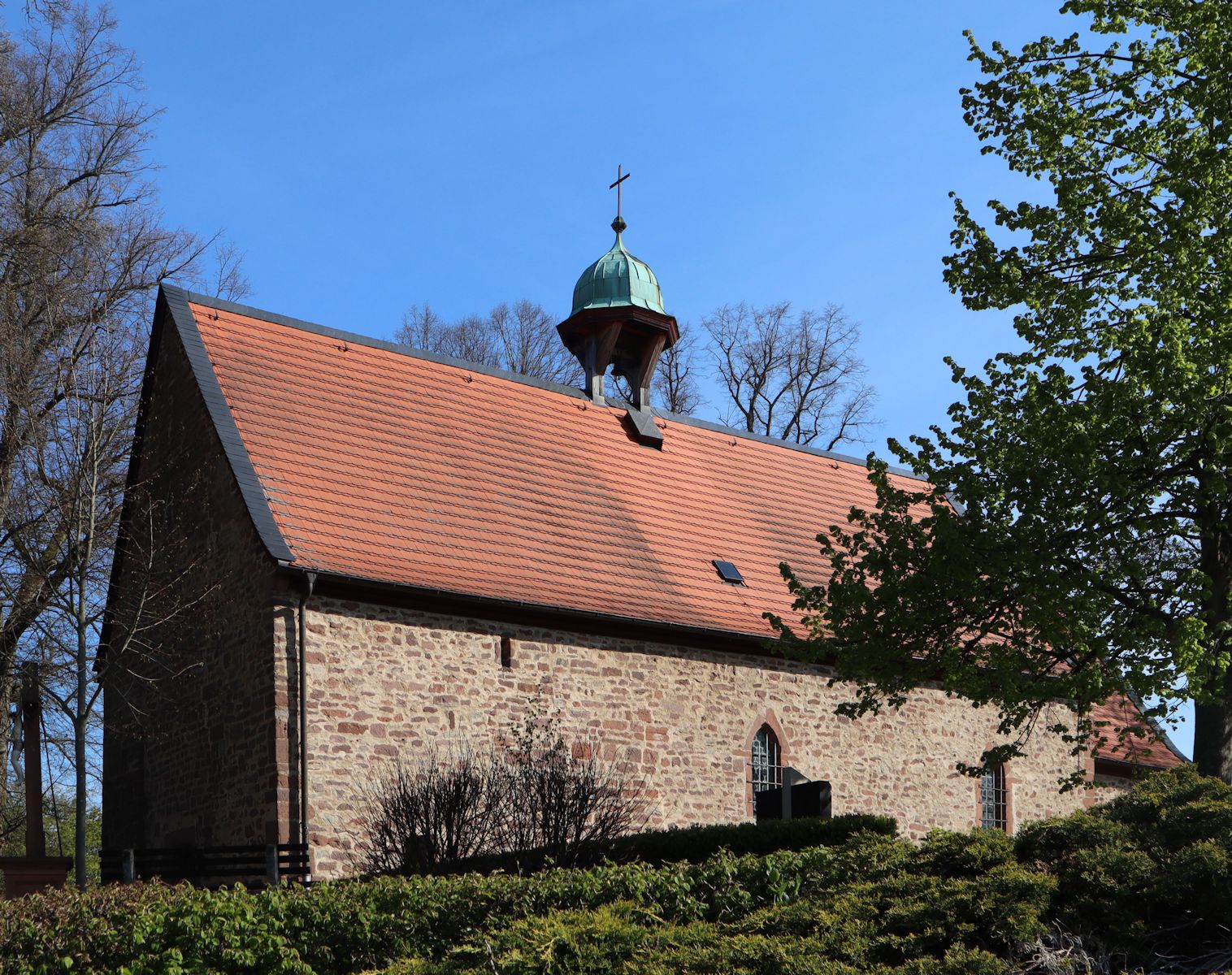 Brigida von Kildare geweihte Friedhofskirche Büraburg an der Stelle der schon im 6./7. Jahrhundert erbauten Kirche, die Sitz des Bistums wurde