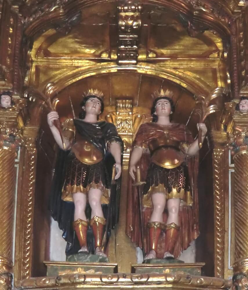 Statuen am Altar in der Abdo und Sennis geweihten Kapelle in der Kirche in Arles-sur-Tech