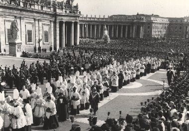 Eröffnung des Konzils 1962 auf dem Petersplatz in Rom