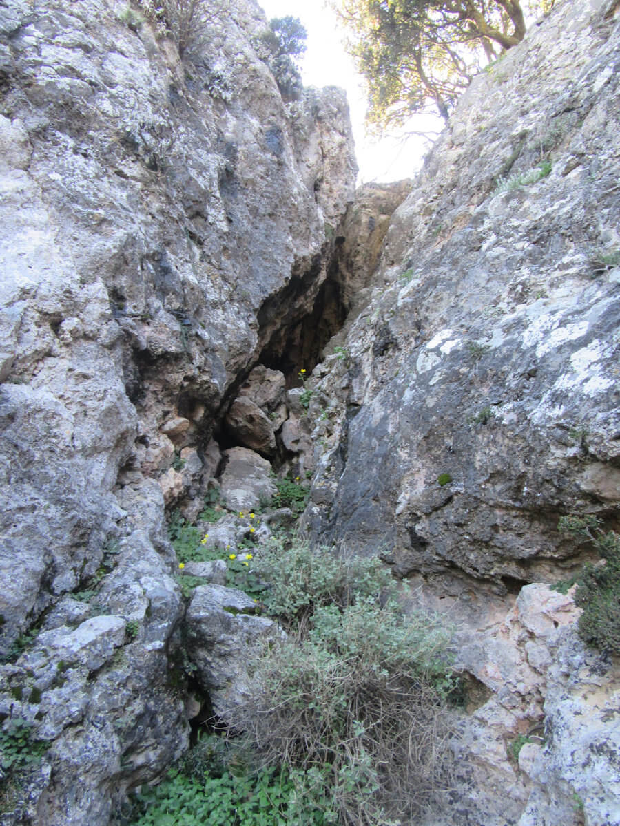 Eingang in die Felsspalte mit der Höhle der 99 Heiligen Väter