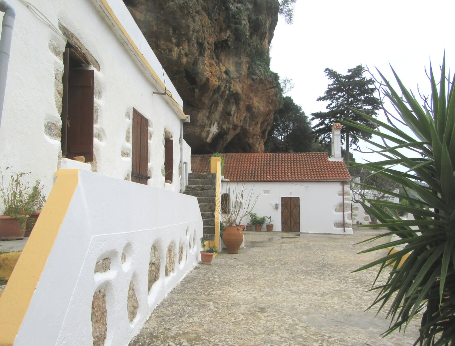 Kloster der heiligen Väter in Azogirés mit der vor der Höhle erbauten Kirche
