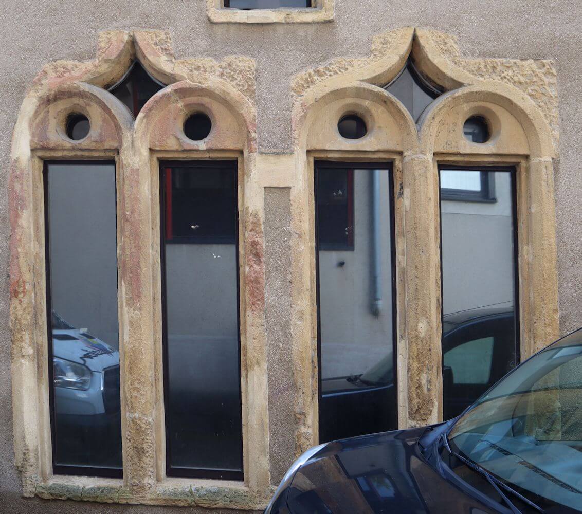 erhaltenes Fenster der ehemaligen Kapelle Petit-Saint-Jean