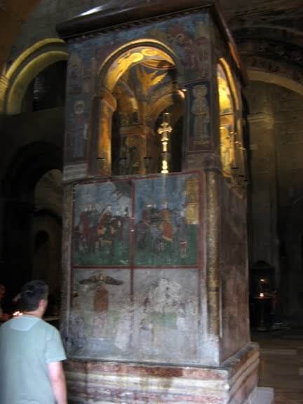 Die 'lebensspendende Säule' über dem Grab von Sidonia und dem Gewand Christi, in der Swetizchoweli-Kathedrale in Mtskheta