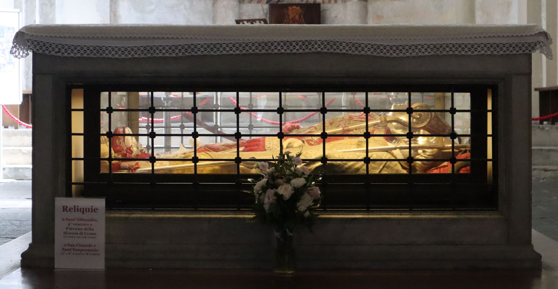 Altar mit Liegefigur von Abundius und Exuperantius in der Kirche Sant'Abbondio in Como