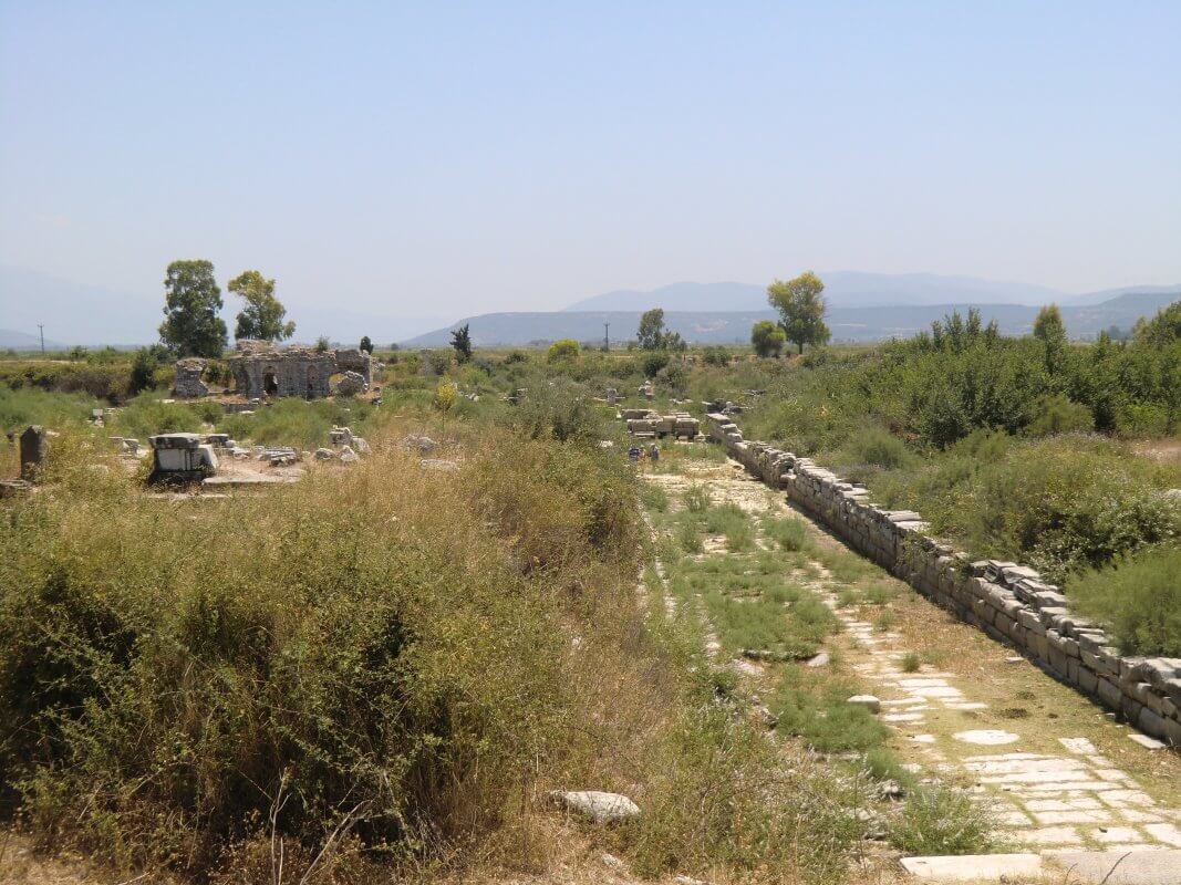 Reste der Südagora (rechts) und der byzantinischen Basilika (hinten) in Milet