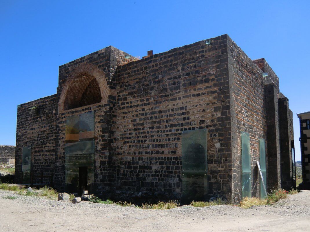 Reste der Georgs-Kirche in der in der 349 durch Kaiser Constantius II. erneuerten Burg von Diyarbakır, 2013 renoviert