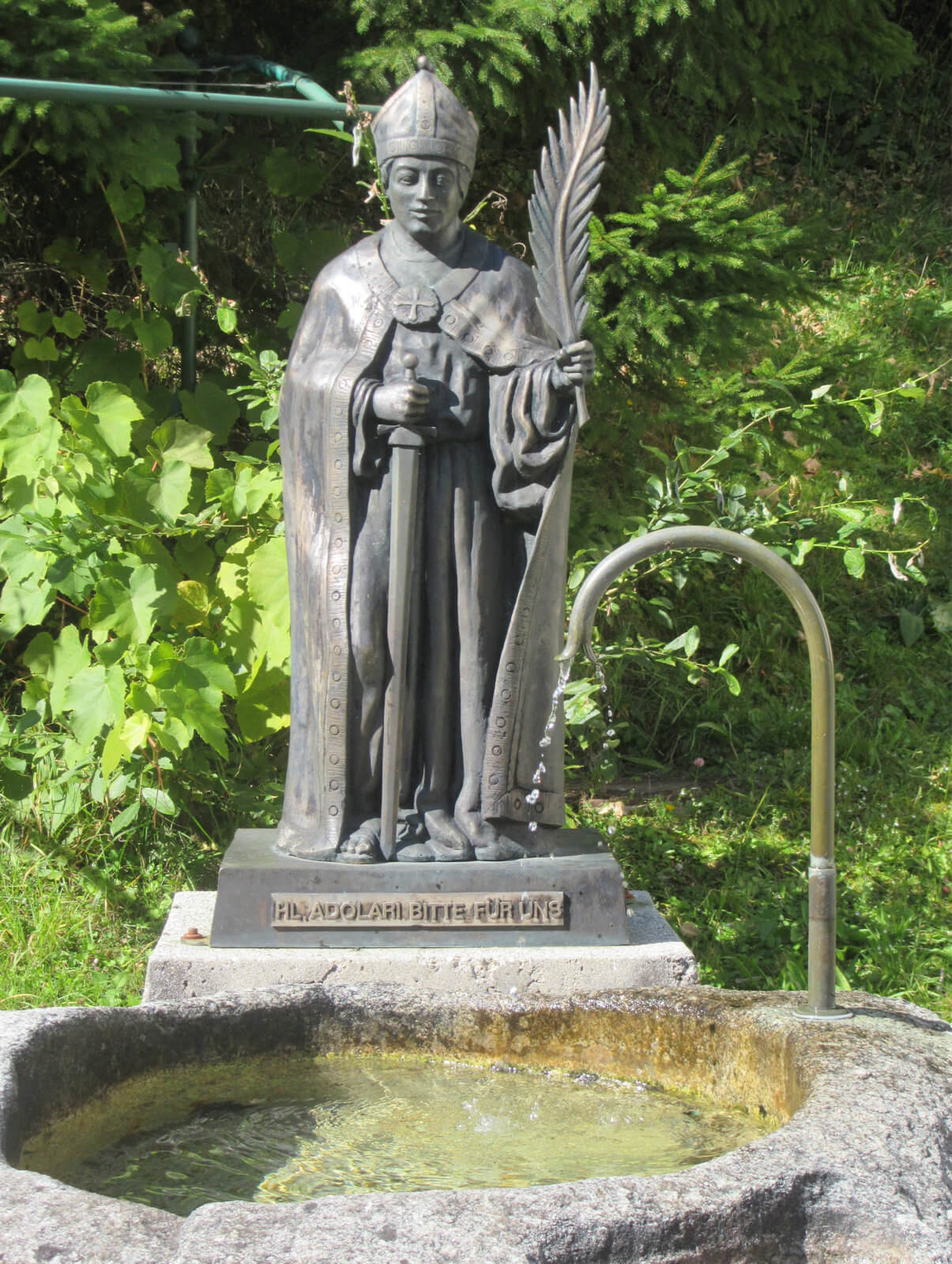 Statue am Brunnen an der Filialkirche St. Adolari nahe St. Ulrich am Pillersee in Tirol