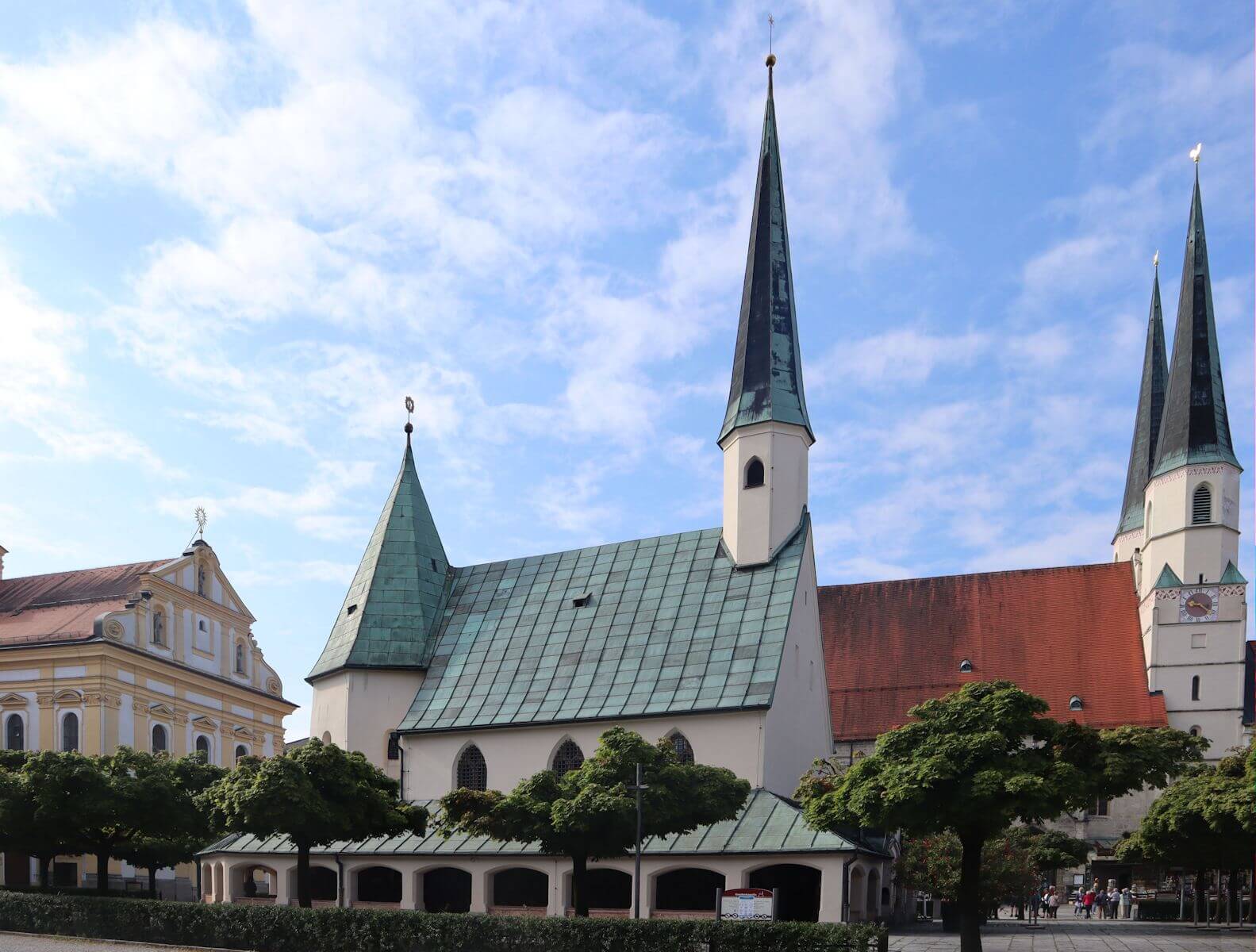 Gnadenkapelle (vorn), Stiftspfarrkirche (dahinter) und Wallfahrtskirche St. Magdalena (links) in Altötting