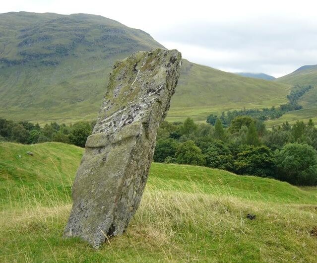 Stein mit Kreuz im Tal von Glen Lyon bei Kenmore in Perthshire, möglicherweise von Addamnan selbst errichtet