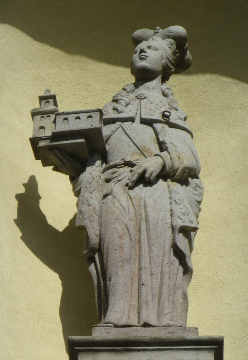 Statue an der Adelheid geweihten Pfarrkirche im Bonner Stadtteil Pützchen