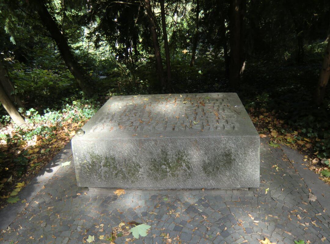 Denkmal am Eingang des Melaten-Friedhofs in Köln