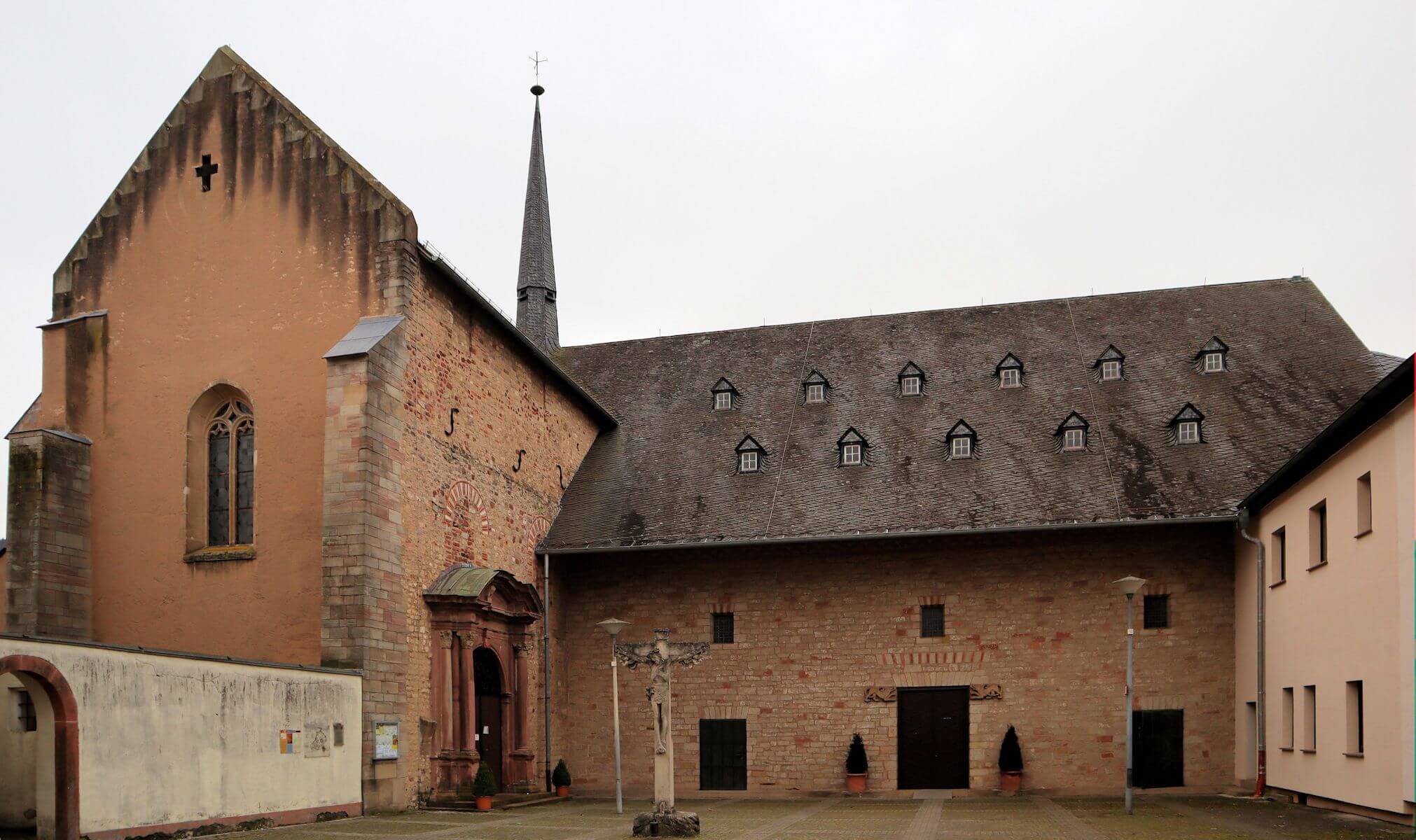 Die Stiftskirche in Pfalzel, ursprünglich ein römischer Bau und eine der ältesten christlichen Kirchen Deutschlands