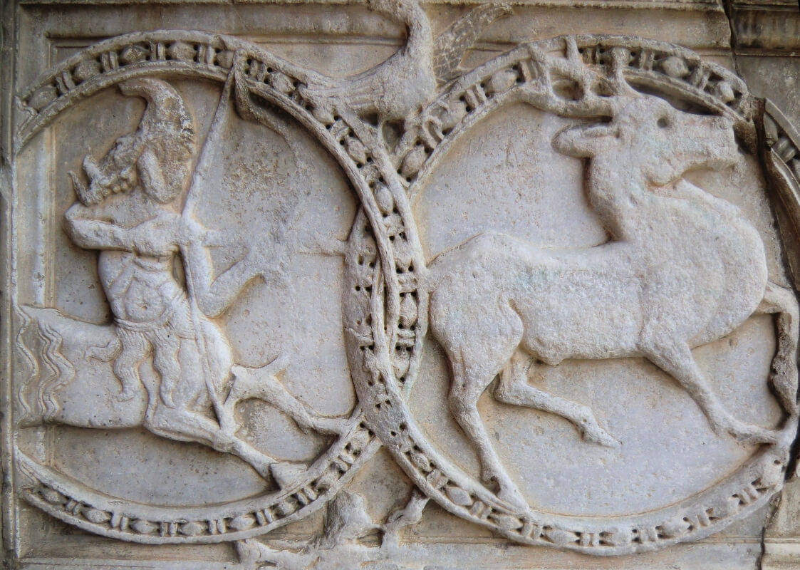 Relief: Jagd auf die Hirschkuh, an der Fassade der Kirche in St-Gilles