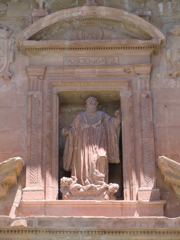 Aemilius-Statue über dem Portal der Kirche des Klosters Yuso in San Millán de la Cogalla