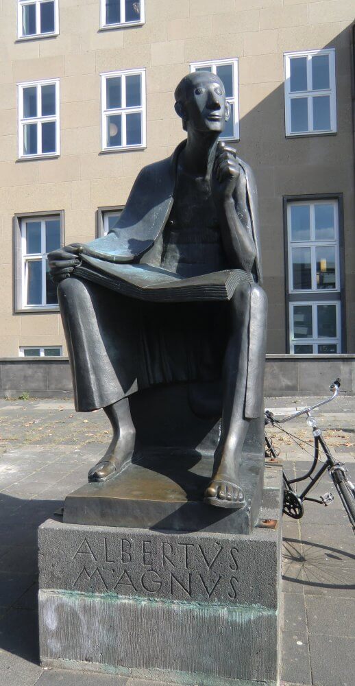 Gerhard Marcks: Denkmal, 2004, auf dem nach Albertus benannten Platz vor der Universität von Köln