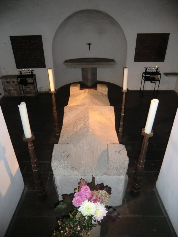 Römischer Sarkophag mit Albertus' Gebeinen in der Krypta der Kirche St. Andreas in Köln