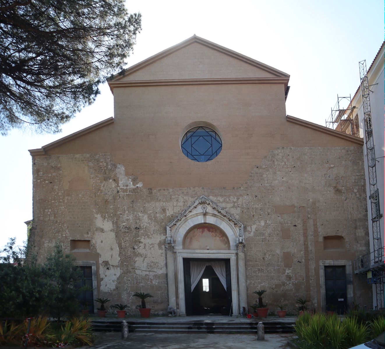 Kirche San Lorenzo des ehemaligen Benediktiner klosters in Aversa