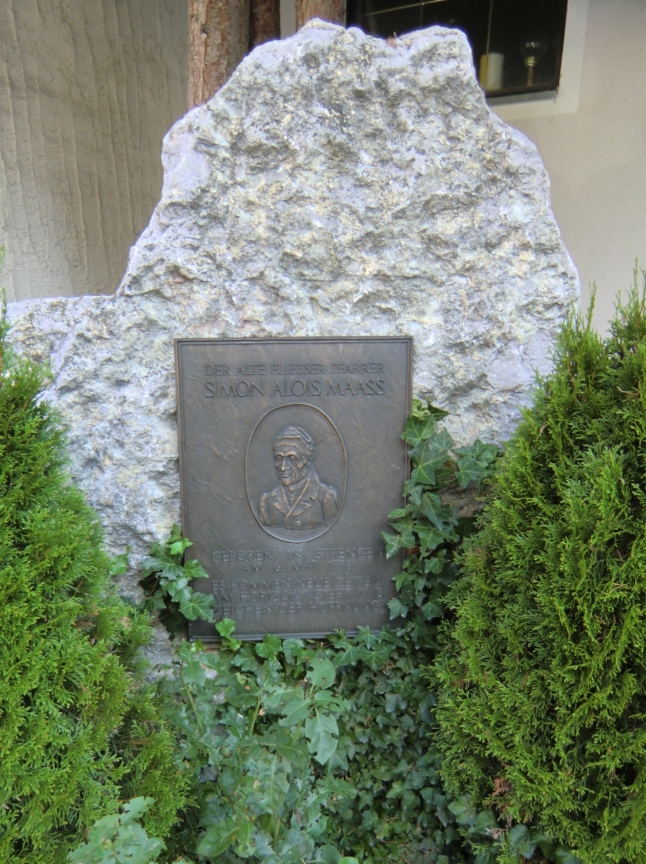 Gedenkstein vor der Pfarrkirche in Maaß' Heimatort Strengen