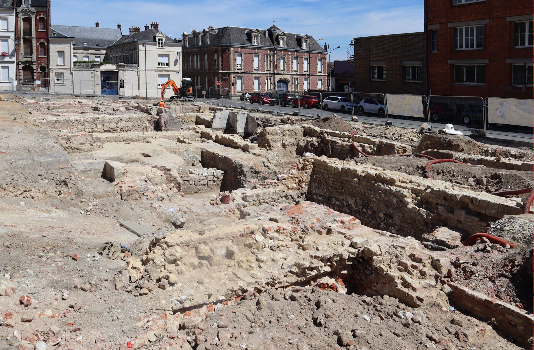 Ausgrabungen der ehemaligen Klostergebäude an der Basilika Saint-Quentin in Saint-Quentin