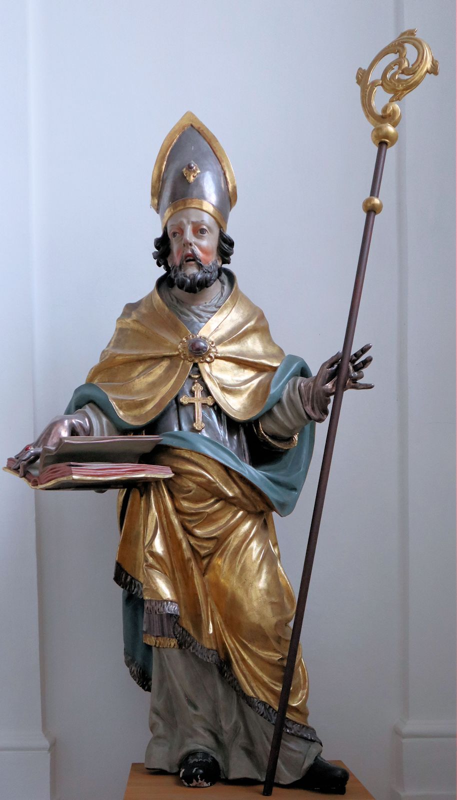 Statue in der Kirche des ehemaligen Augustinerchorherrenstifts St. Nikola in Passau