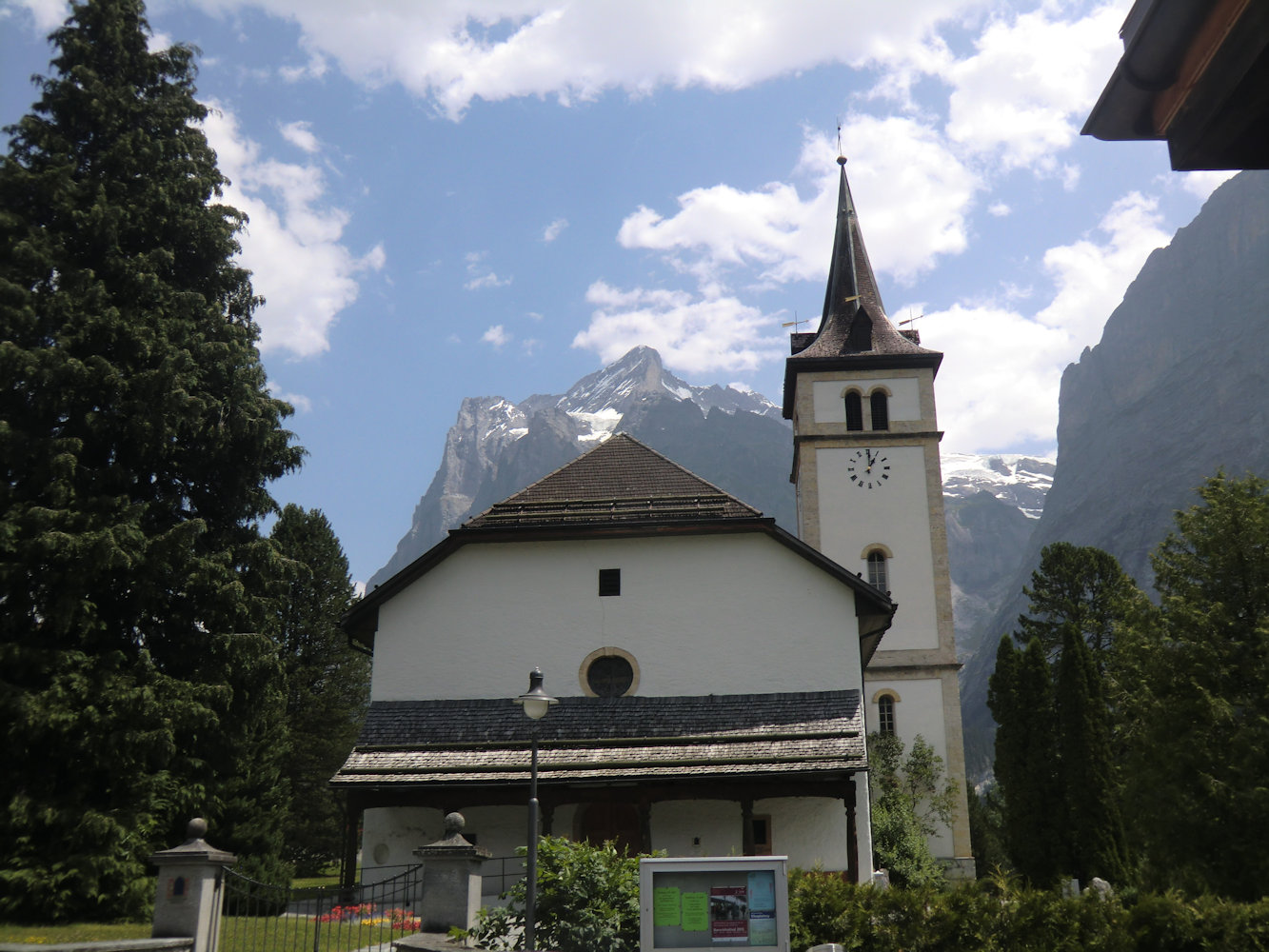 heutige Kirche im Bergdorf Grindelwald vor dem Wetterhorn