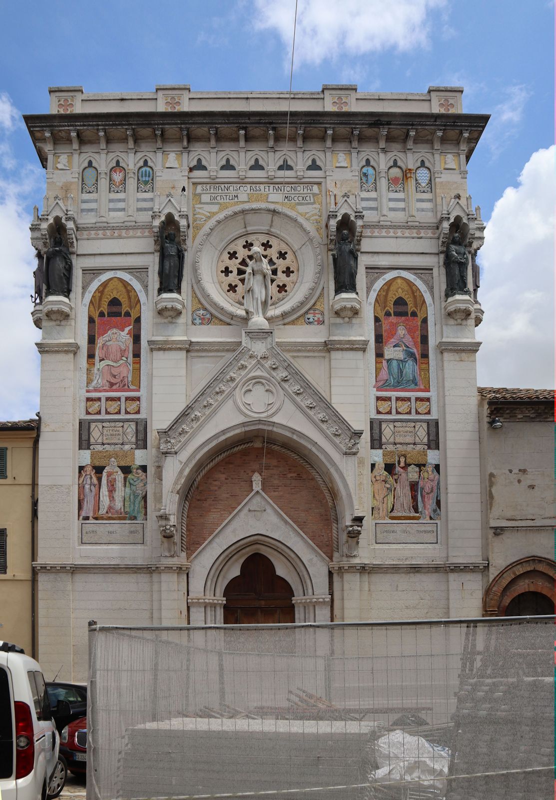 1907 bis 1931im Jugendstil erneuert: die Fassade der Kirche Santi Francesco e Antonio der Franziskaner in Pollenza