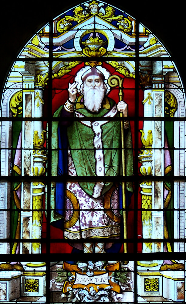 Glasfenster, um 1885, in der Pfarrkirche in Ablis bei Chartres in Frankreich