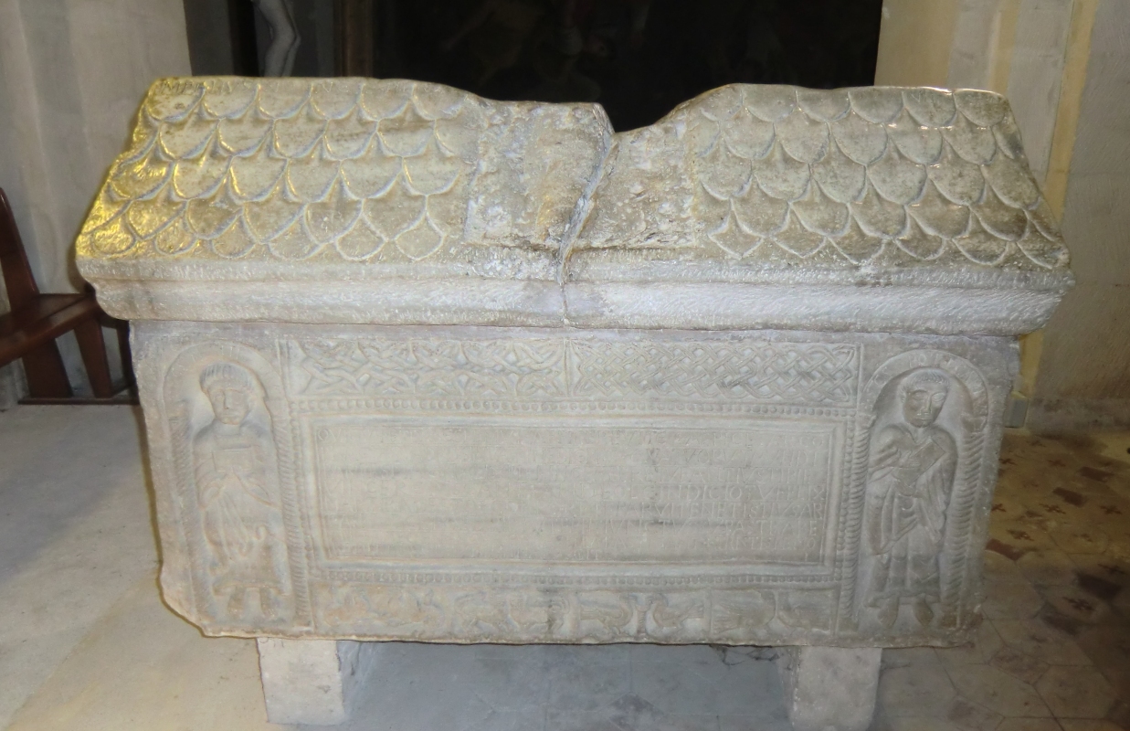 Andeolus' Sarg, ein im 9. Jahrhundert für seine Reliquien verwendeter ursprünglich römischer Marmorsarkophag, im 12. Jahrhundert mit christlichen Symbolen versehen, in der Kirche in Bourg-Saint-Andéol