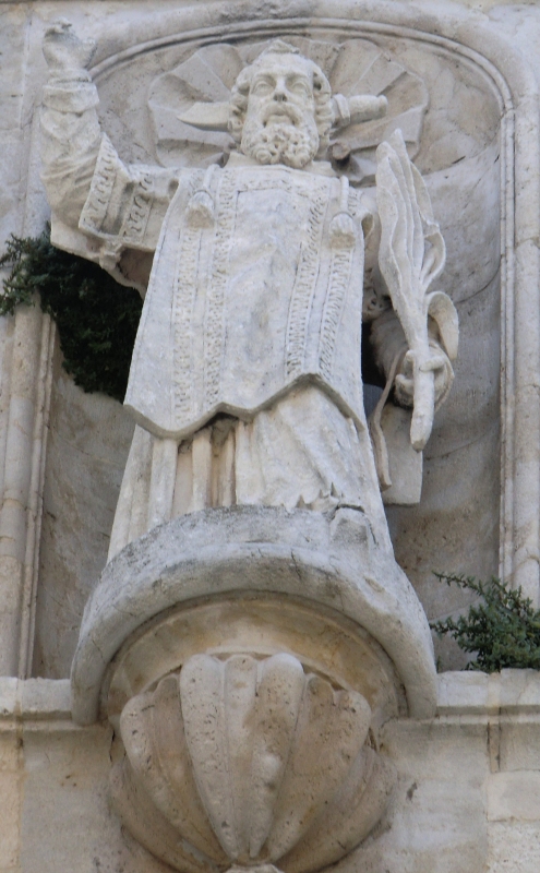 Statue an der Fassade der Kirche in Bourg-Saint-Andéol