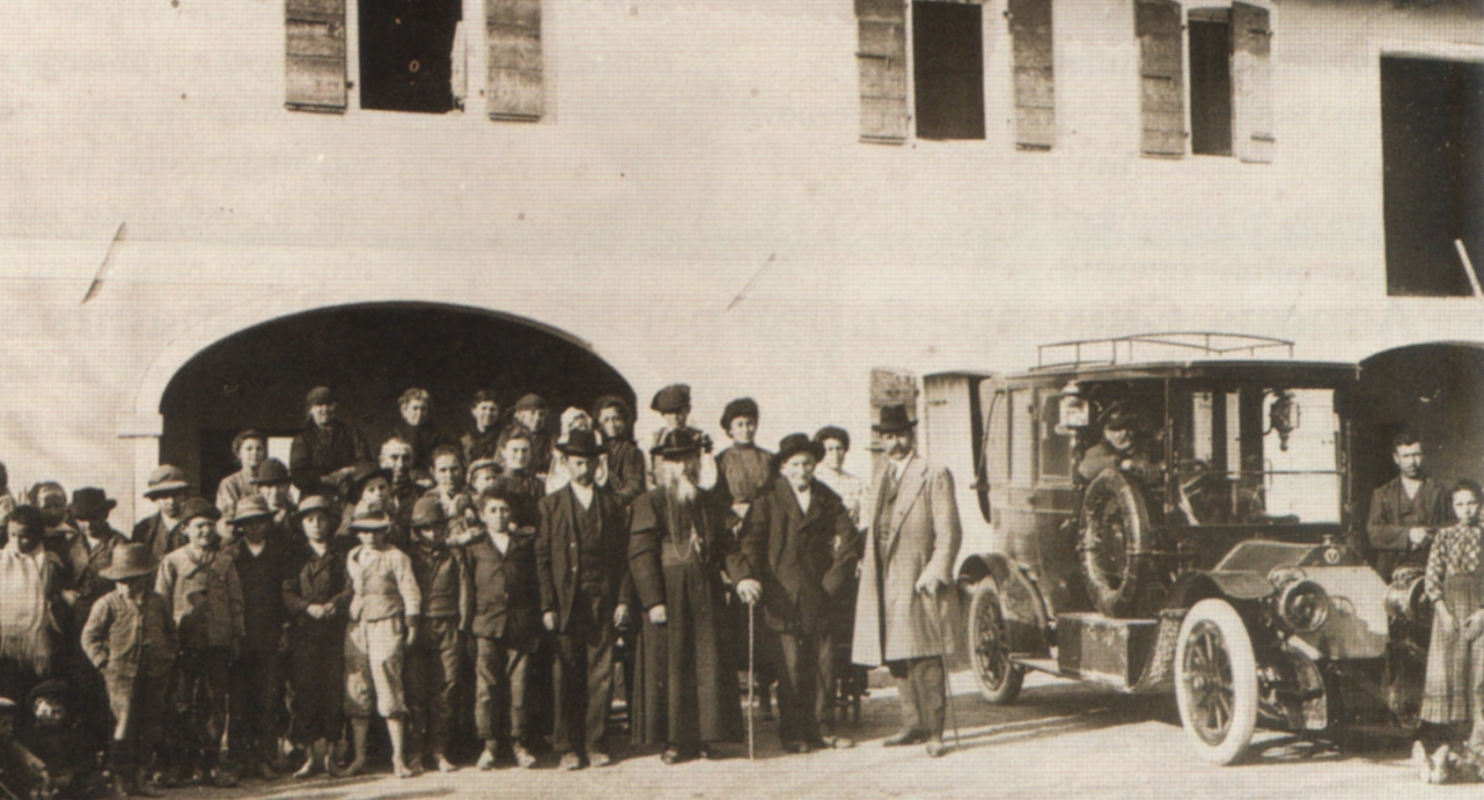 Bischof Longhin (Mitte) mit den Lehrern und Schülern des Seminars der Diözese Treviso 1911