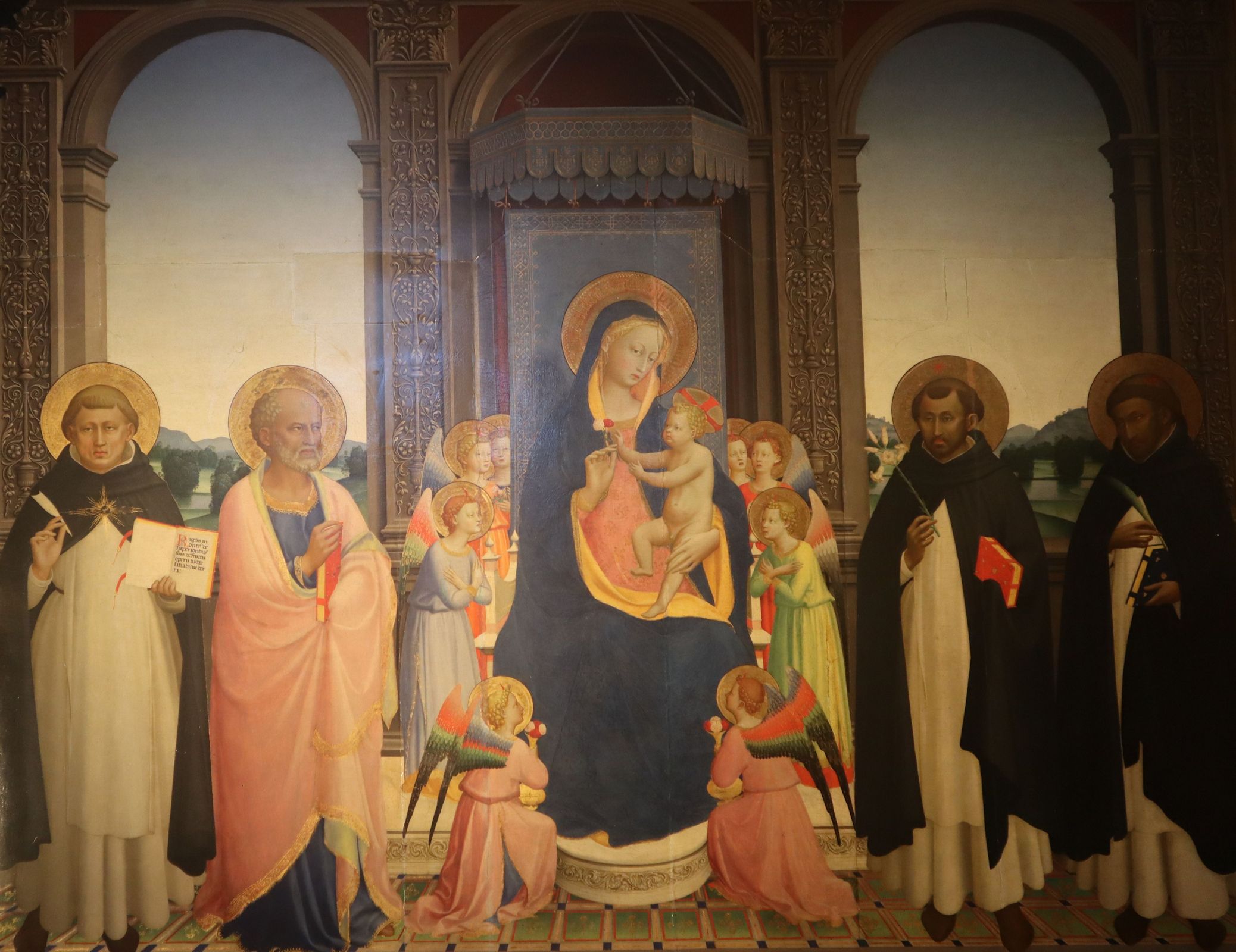 Fra Angelico: Maria mitThomas von Aquin(links), Apostel Barnabas (halblinks), Dominikus (halbrechts) und Petrus „dem Märtyrer” (rechts), Altarbild, 1422, in der Dominikanerkirche in Fiesole