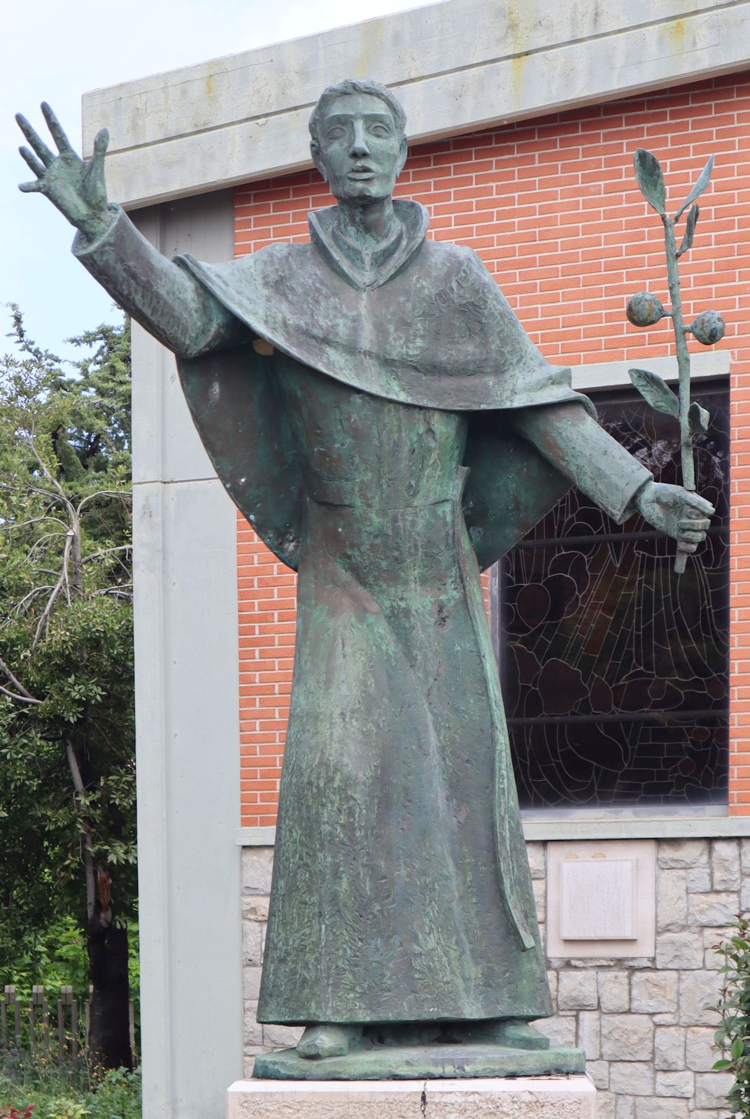 Statue am Sanktuarium in Furci
