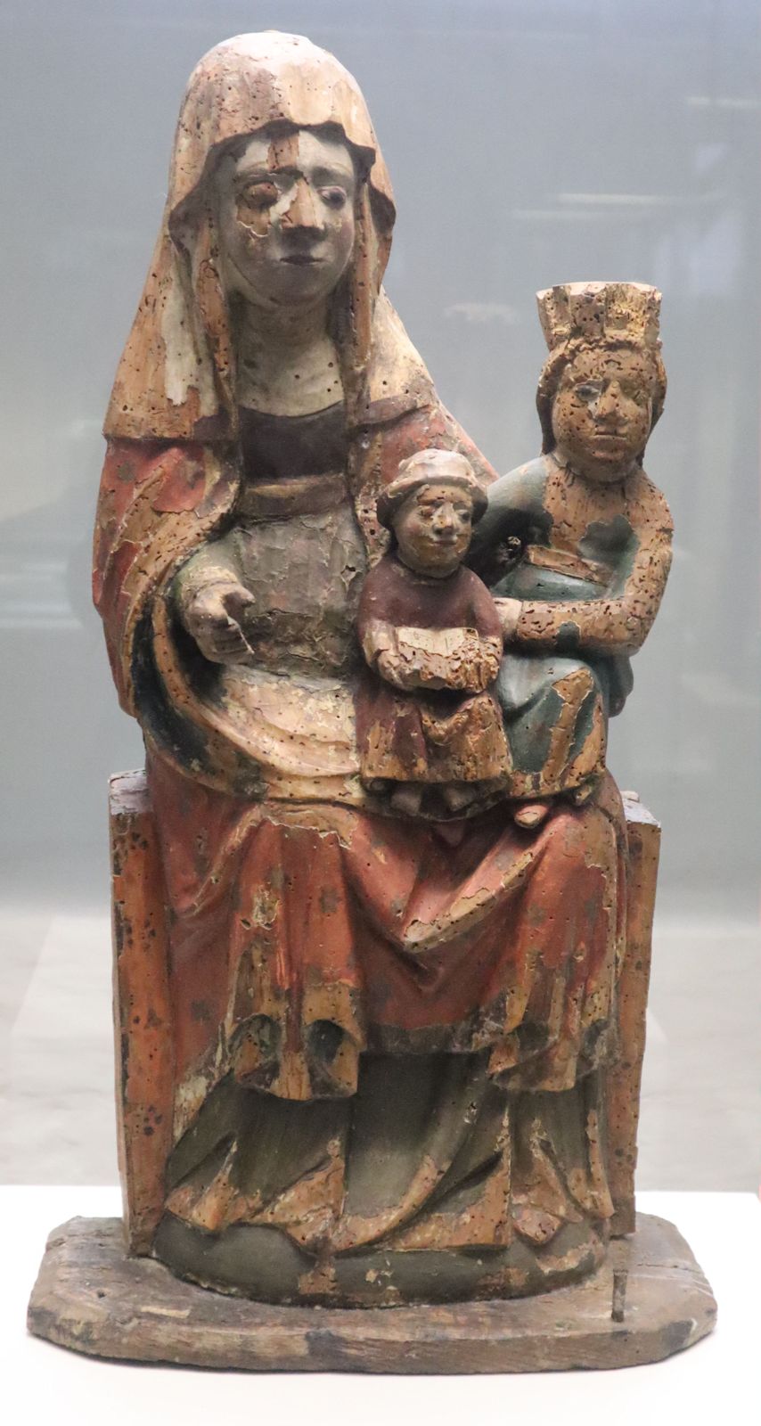 Statue „Anna selbdritt”, um 1420, in der Kirche des ehemaligen Klarissenklosters in Ribnitz