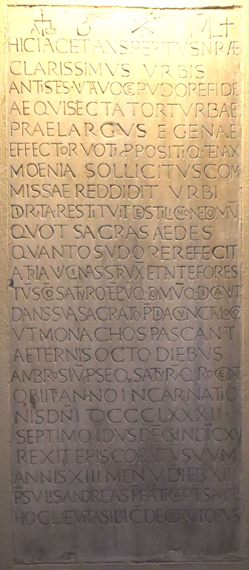 Ansberts Grabinschrift in der Basilika Sant' Ambrogio in Mailand