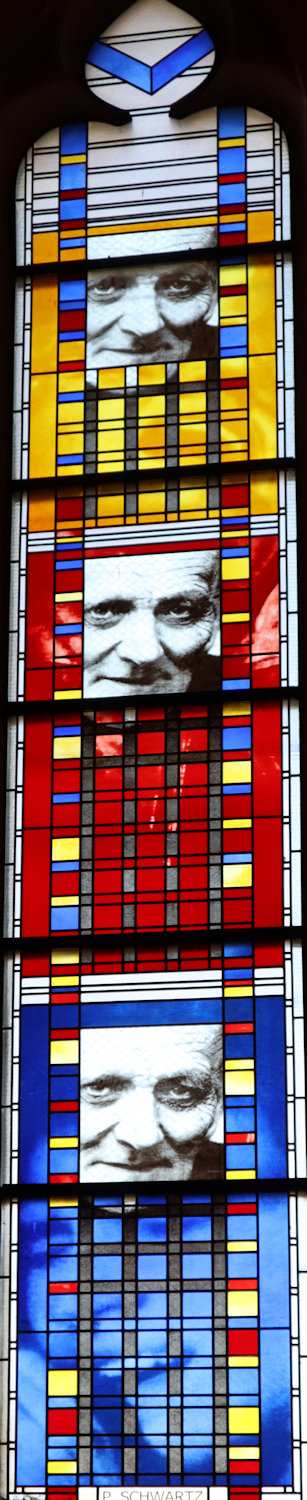 Sabine Müller-Funk: Glasfenster, in der Stadtpfarrkirche St. Stephan in Baden bei Wien, in der Anton Maria Schwartz getauft wurde