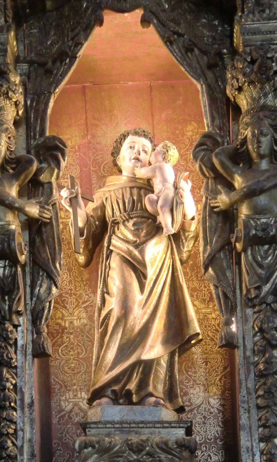 Statue: der junge Antonius von Padua, in derKirche des ehemaligen Klosters Santo António dos Olivares in Coimbra