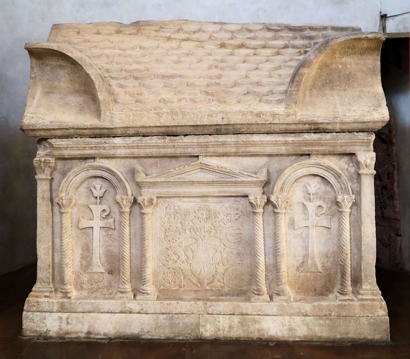Aquilinus' Sarkophag , ursprünglich der Überlieferung zufolge der Sarg der Galla Placida, der Tochter von Kaiser Theodosius „dem Großen”, um 415, in der Kirche San Lorenzo Maggiore in Mailand