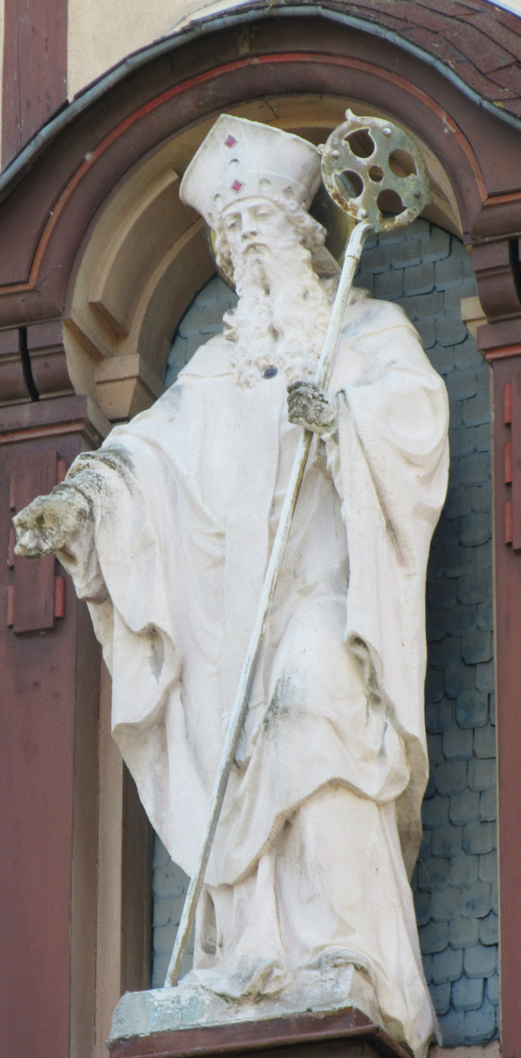 Statue an der Kirche St-Arbogast in Straßburg