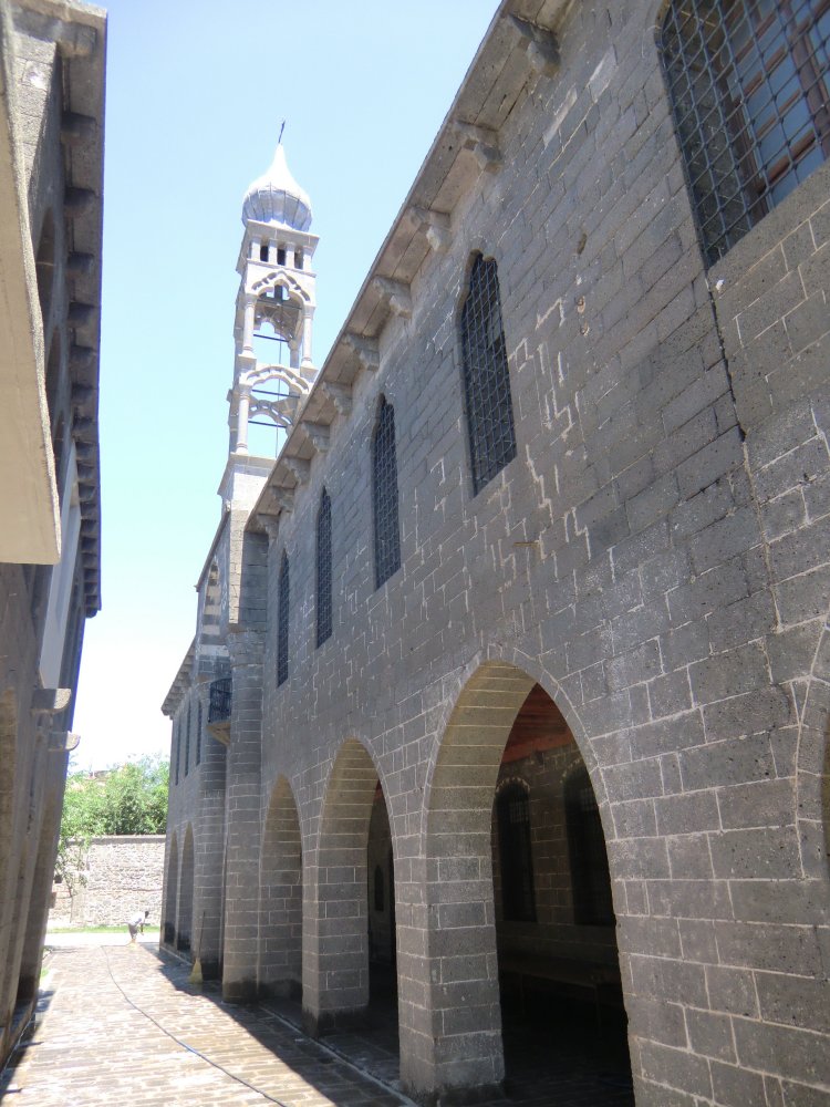 Die Armenische „Surp-Giragos-Kathedrale” in Diyarbakır in der Türkei. Um 1900 lebten 35.000 Armenier in Diyarbakır, 1927 gerade noch 3000; in den 1970er-Jahren nahm deren Zahl nocheinmal dramatisch ab, die Kirche wurde 1980 geschlossen, aber ab 2009 - einschließlich Kirchturm - wieder aufgebaut; seit 2011 finden hier wieder regelmäßig Gottesdienste statt