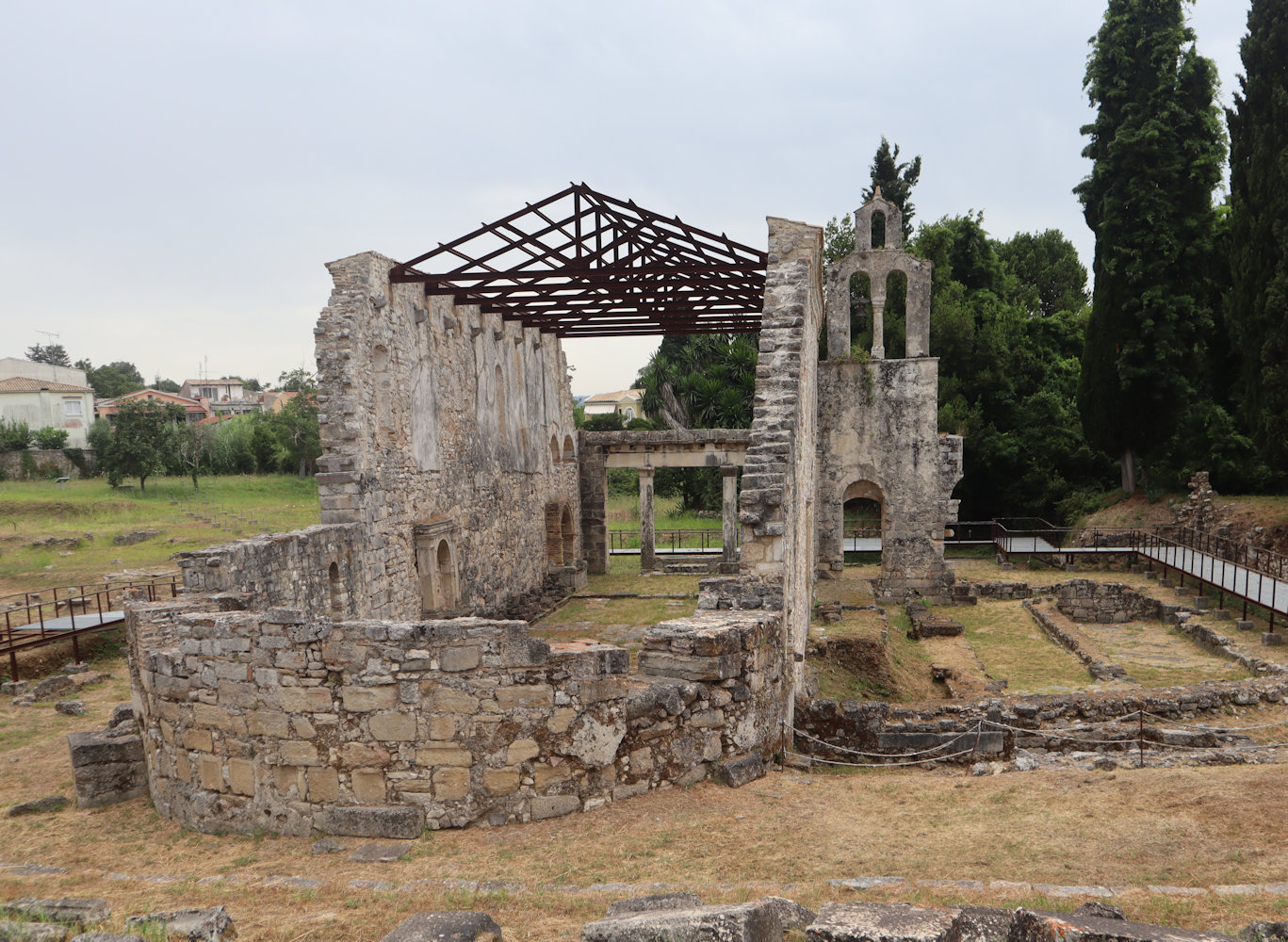 Die Ruinen der im 5. Jahrhundert erbauten frühchristlichen Kirche im Stadtteil Palaiopolis