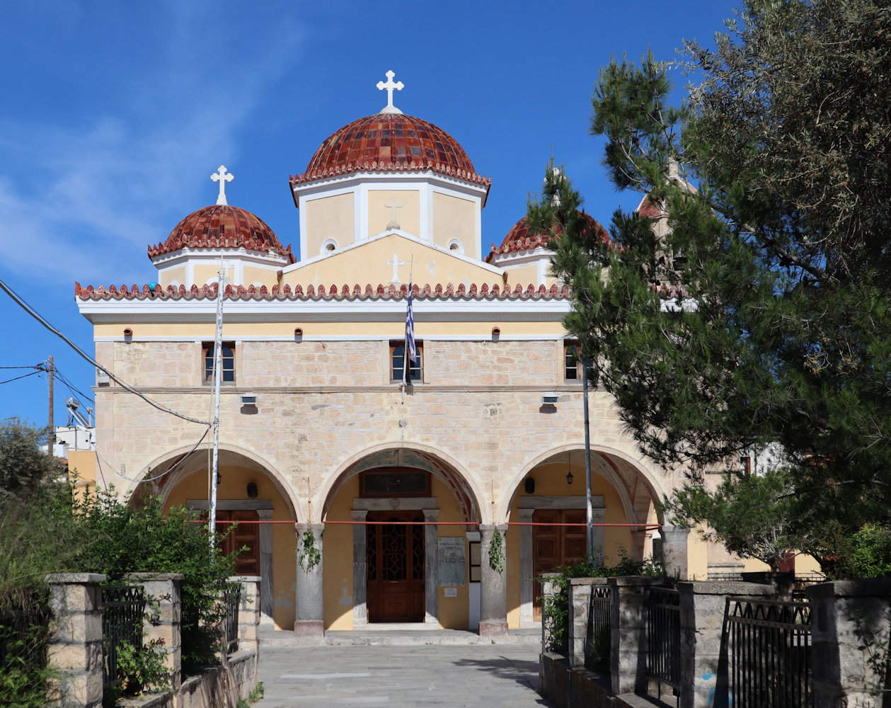 Metropolitankirche in Ägina auf Ägina, erbaut 1820. Zu Athansias Zeit war die Inselhauptstadt noch Ägina, bevor sie wenig später wegen der Piratenüberfälle nach Paliochóra ins Inselinnere verlegt wurde.