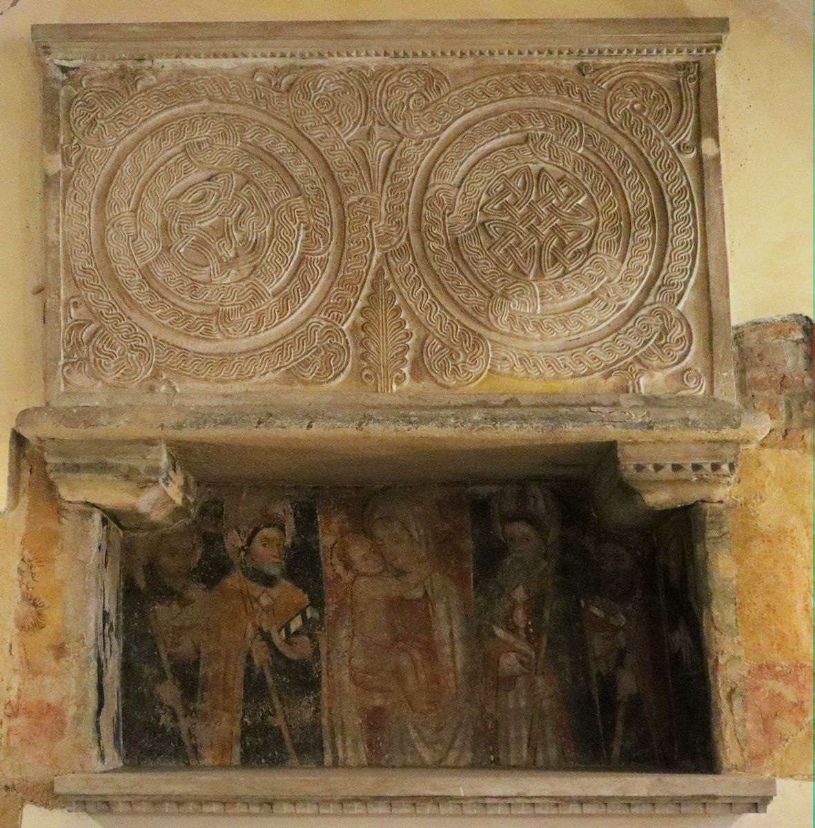 Attalas Sarkophag in der Krypta der ehemaligen Klosterkirche in Bobbio
